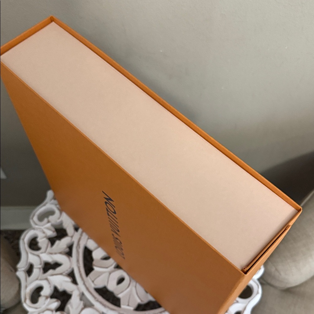 Louis Vuitton Medium Storage Box & Ribbon - Picture 4 of 10